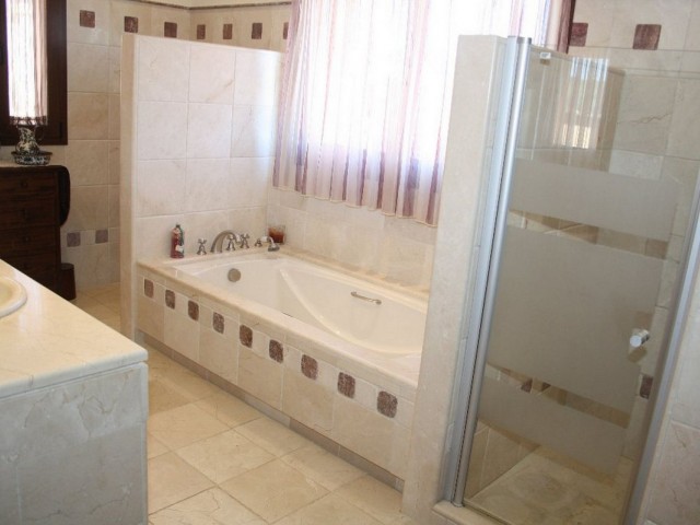 5 Bedrooms Villa in Estepona