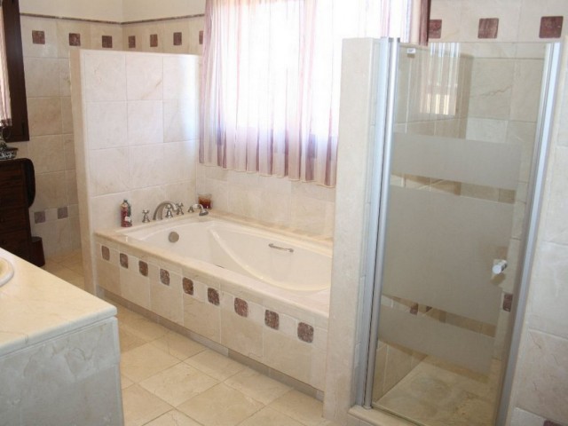 5 Bedrooms Villa in Estepona