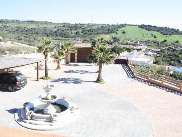 5 Bedrooms Villa in Estepona