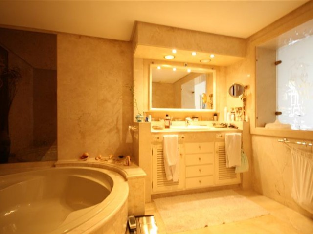 6 Bedrooms Villa in Los Monteros