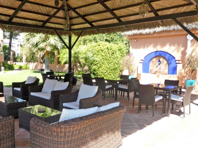 Apartamento con 2 Dormitorios  en Guadalmina Baja