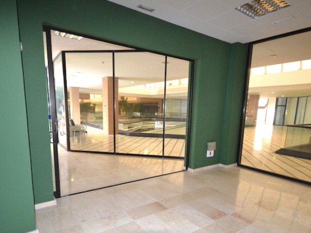 Comercial con 0 Dormitorios  en Puerto Banús