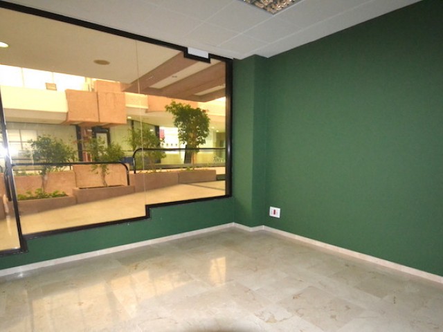 Comercial con 0 Dormitorios  en Puerto Banús