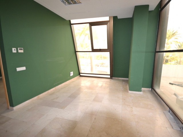 Comercial con 0 Dormitorios  en Puerto Banús
