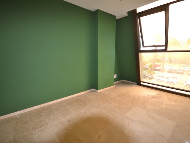 Comercial con 0 Dormitorios  en Puerto Banús