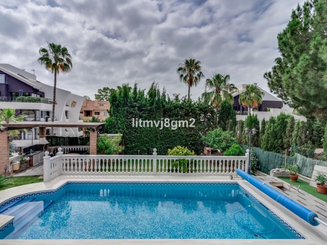 Villa avec 4 Chambres  à Artola