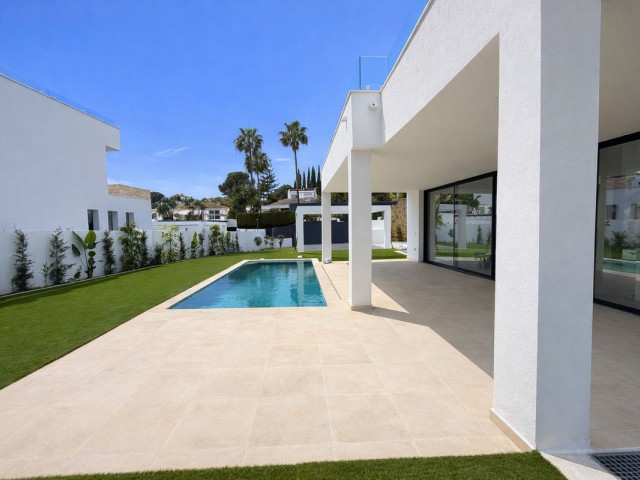 Villa avec 6 Chambres  à New Golden Mile