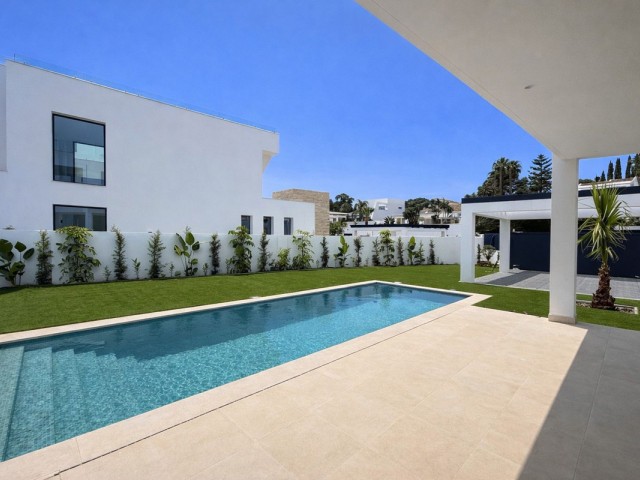 Villa avec 6 Chambres  à New Golden Mile