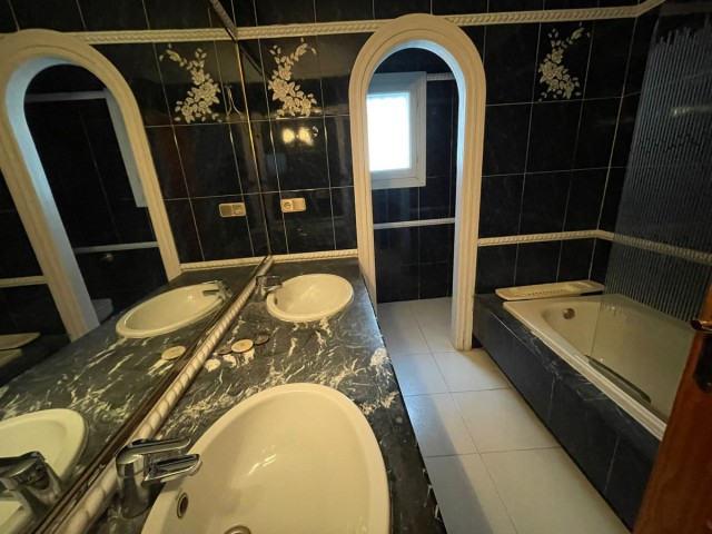 5 Bedrooms Townhouse in Estepona