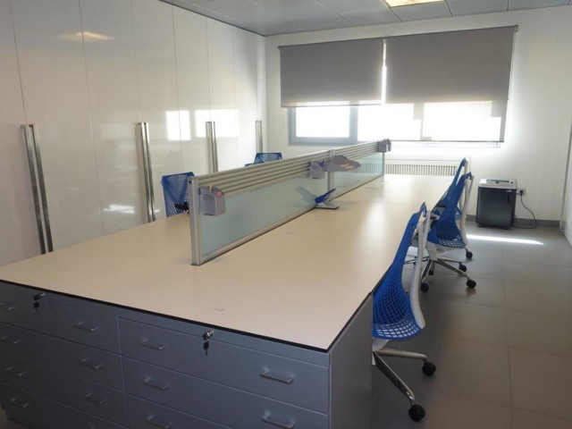 Commercial avec 0 Chambres  à Puerto Banús