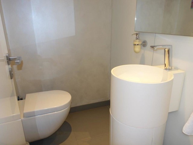 Commercial avec 0 Chambres  à Puerto Banús