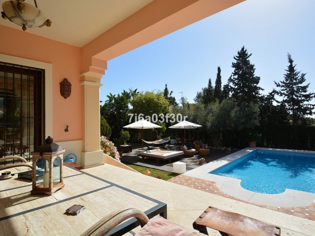 Villa con 5 Dormitorios  en Nueva Andalucía