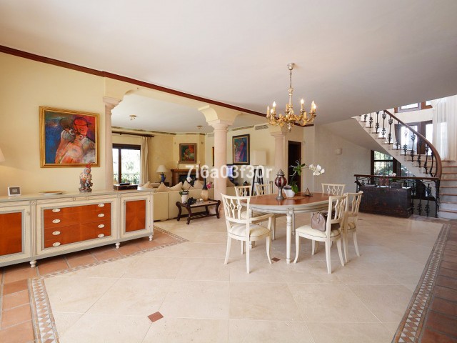 Villa con 5 Dormitorios  en Nueva Andalucía