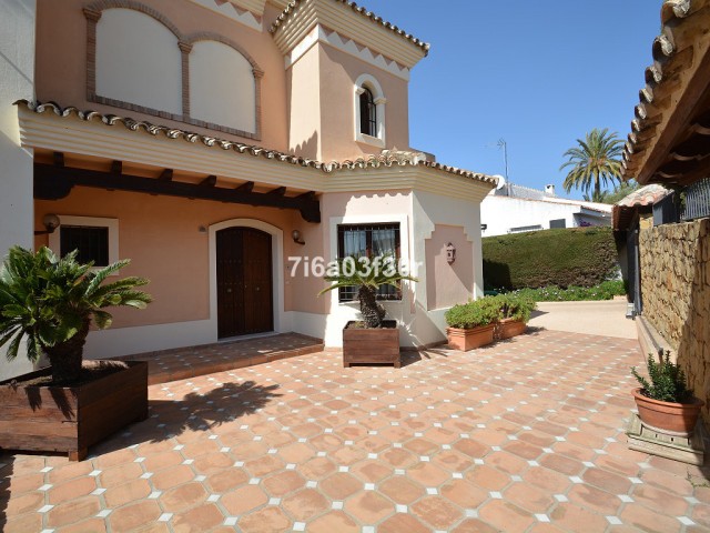 Villa con 5 Dormitorios  en Nueva Andalucía