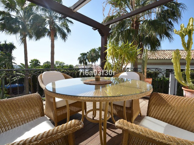 Villa con 5 Dormitorios  en Nueva Andalucía