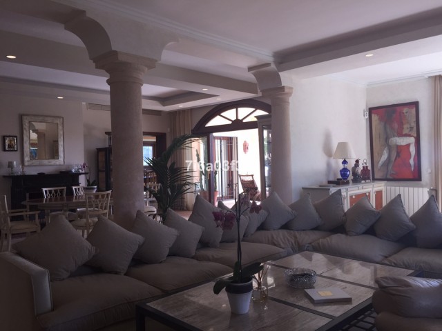 Villa con 5 Dormitorios  en Nueva Andalucía