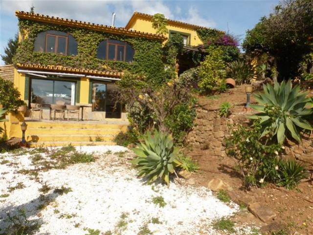 6 Bedrooms Villa in Estepona