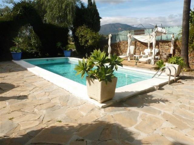 6 Bedrooms Villa in Estepona