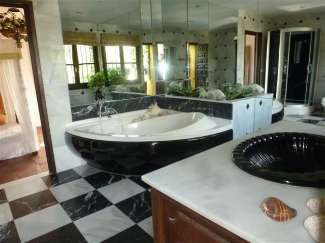 6 Bedrooms Villa in Estepona