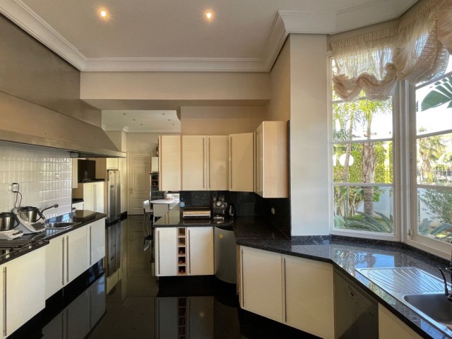 5 Bedrooms Villa in Mijas