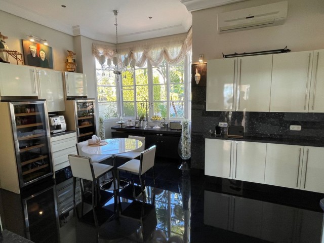 5 Bedrooms Villa in Mijas