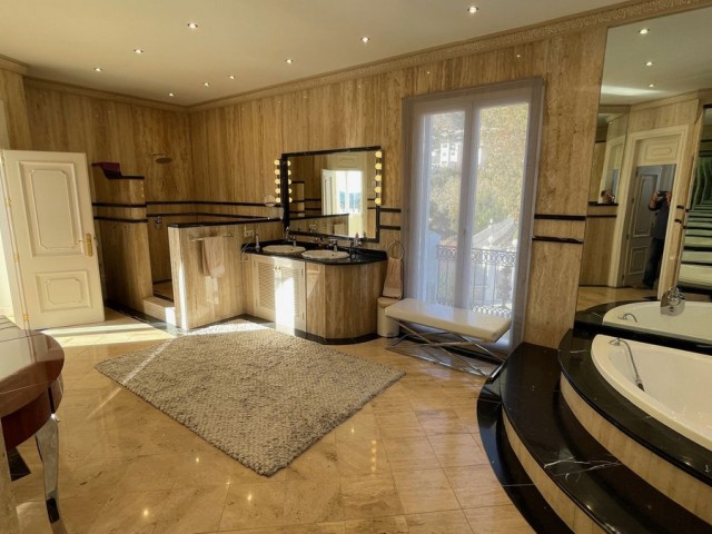 5 Bedrooms Villa in Mijas