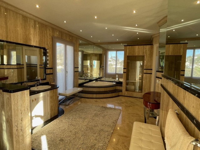 5 Bedrooms Villa in Mijas