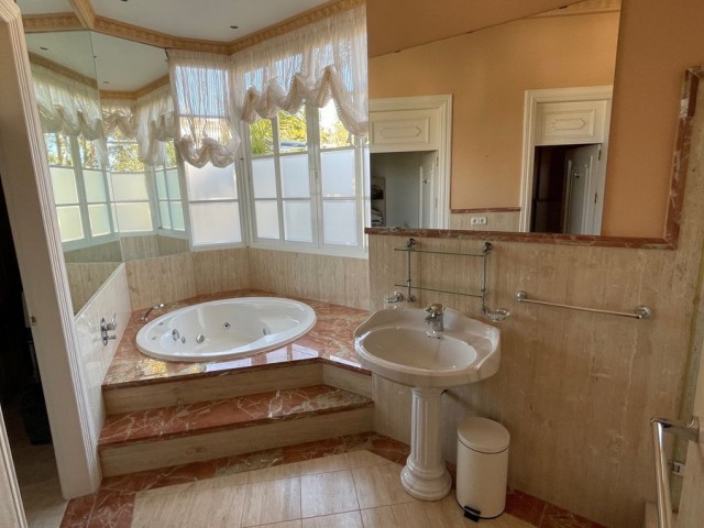 5 Bedrooms Villa in Mijas