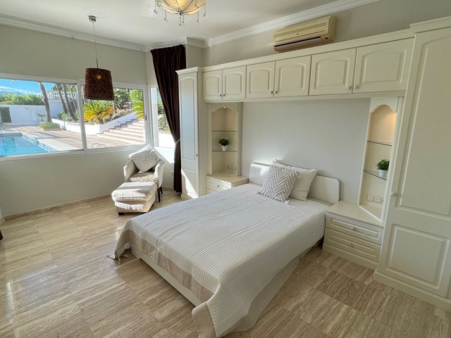 5 Bedrooms Villa in Mijas