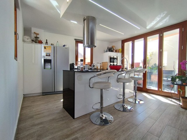 Commercial avec 4 Chambres  à Málaga