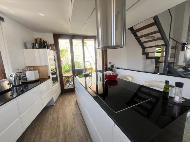 Commercial avec 4 Chambres  à Málaga