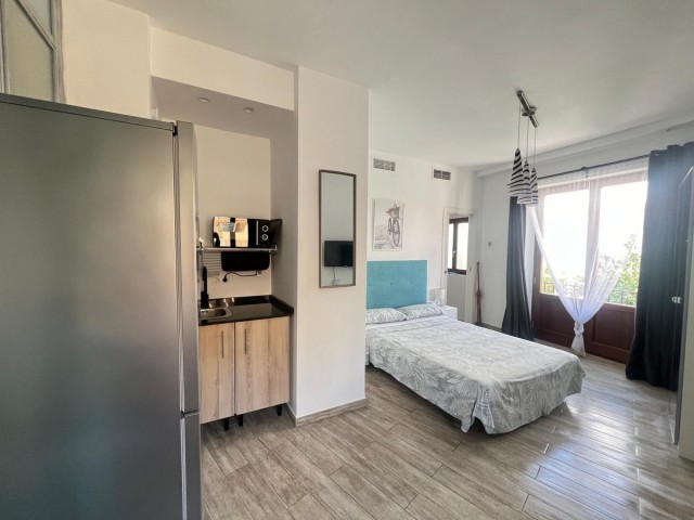 Commercial avec 4 Chambres  à Málaga