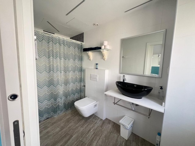 Commercial avec 4 Chambres  à Málaga