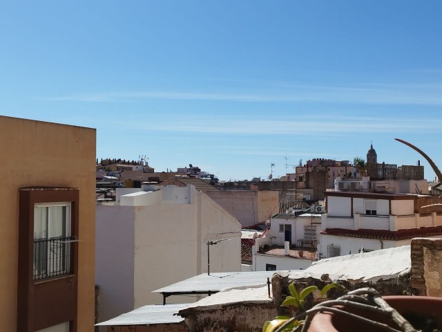 Commercial avec 4 Chambres  à Málaga