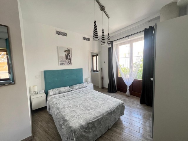 Commercial avec 4 Chambres  à Málaga
