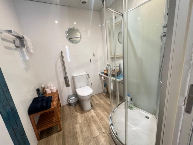 Commercial avec 4 Chambres  à Málaga