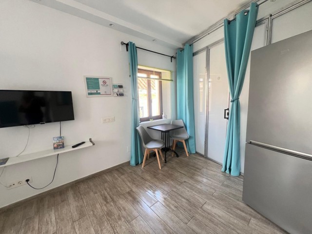 Commercial avec 4 Chambres  à Málaga