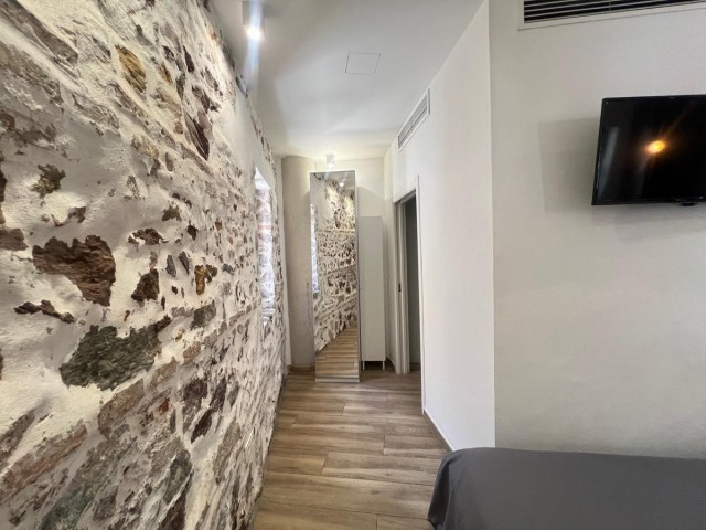 Commercial avec 4 Chambres  à Málaga