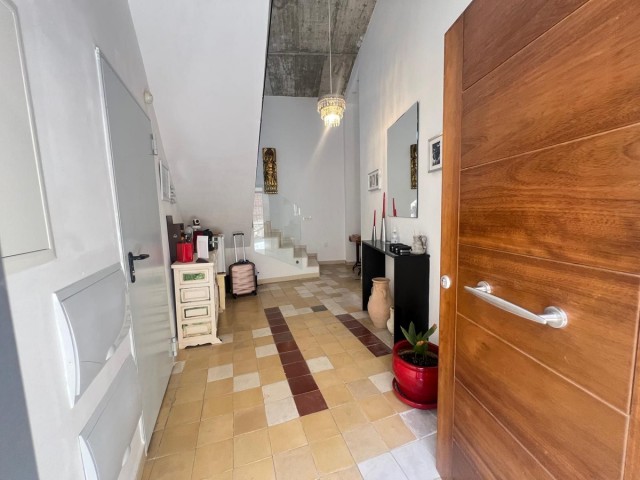 Commercial avec 4 Chambres  à Málaga