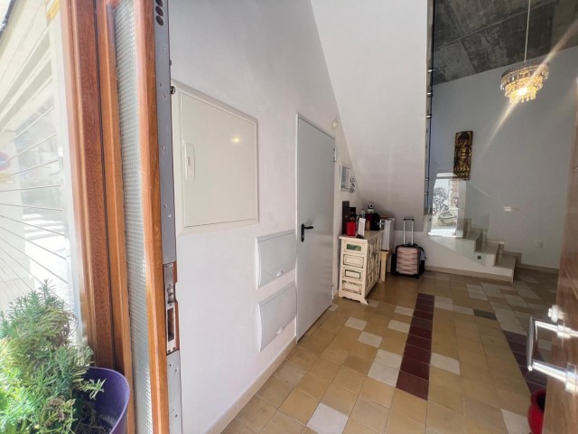 Commercial avec 4 Chambres  à Málaga