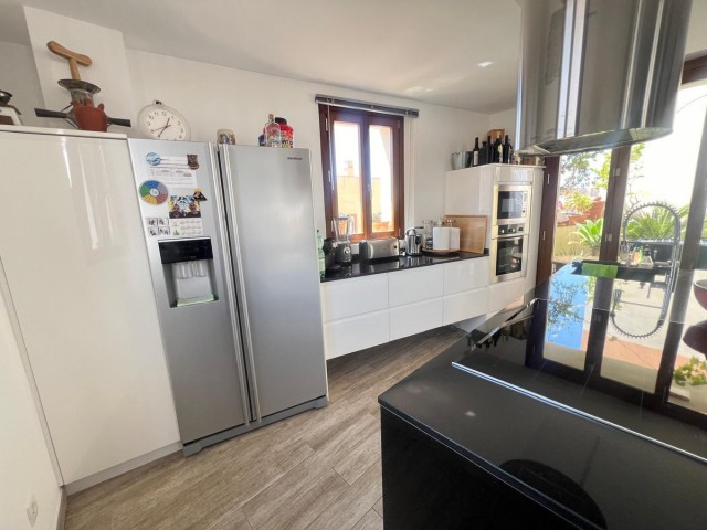 Commercial avec 4 Chambres  à Málaga