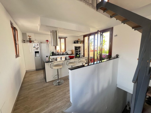 Commercial avec 4 Chambres  à Málaga