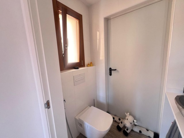 Commercial avec 4 Chambres  à Málaga