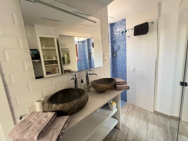 Commercial avec 4 Chambres  à Málaga