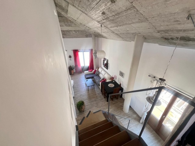 Commercial avec 4 Chambres  à Málaga