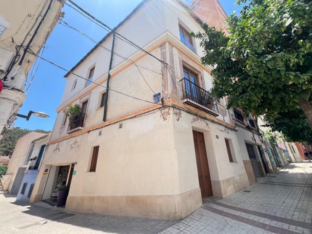 Commercial avec 4 Chambres  à Málaga