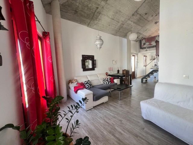 Commercial avec 4 Chambres  à Málaga