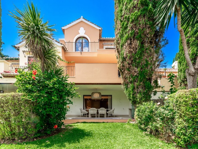 4 Bedrooms Townhouse in New Golden Mile