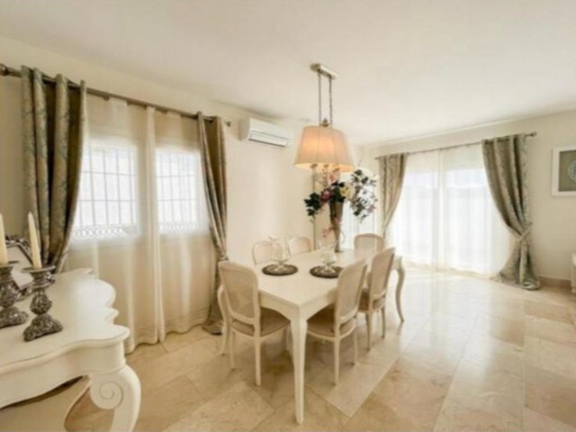 Villa avec 5 Chambres  à San Roque