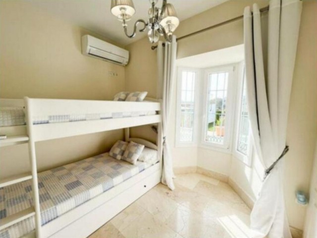 Villa avec 5 Chambres  à San Roque
